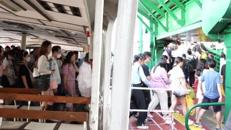 Passengers-leaving-the-star-ferry