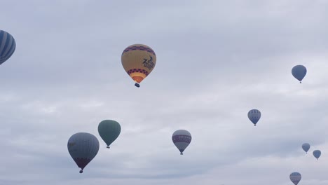 Los-Turistas-Flotan-En-Globos-Aerostáticos-Con-La-Brisa-Del-Vuelo-Panorámico-Temprano-En-La-Mañana.