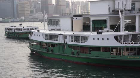 El-Ferry-De-Pasajeros-Star-Ferry-Amarrado-En-El-Muelle-De-La-Costa-De-La-Isla-De-Hong-Kong.
