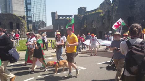 Walisische-Aktivisten-Marschieren-Im-Stadtzentrum-Von-Swansea-Für-Die-Unabhängigkeit-Wales