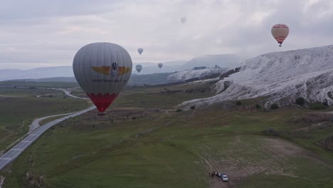 Ein-Heißluftballon-Steigt-Herab-Und-Brenner-Leuchten-Bei-Aktivitäten-Auf-Der-Urlaubsliste