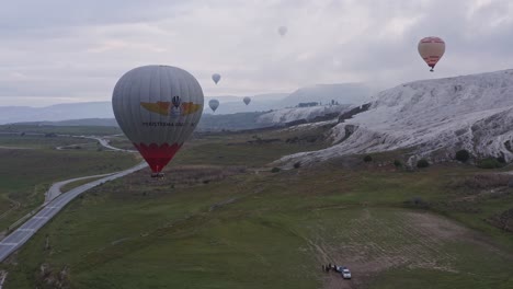 Un-Globo-Aerostático-Desciende-Y-Los-Quemadores-Brillan-En-La-Actividad-De-La-Lista-De-Deseos-Navideños