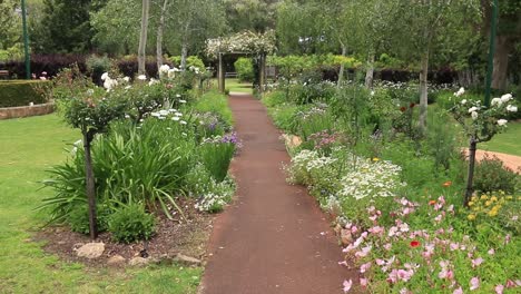 Wunderschöne-Gärten-Im-Stirling-Cottage-In-Harvey,-Westaustralien