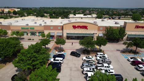 Dies-Sind-Redaktionelle-Luftaufnahmen-Des-TJ-Maxx-Stores-In-Highland-Village,-Texas,-2830-Village-Pkway,-Flower-Mound,-Texas-75077