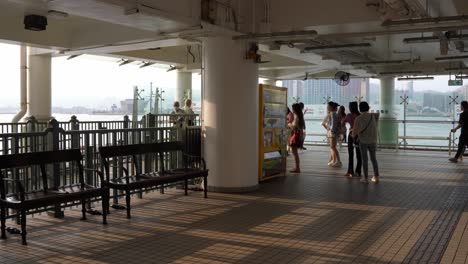 Passagiere-Warten-Am-Dock-Auf-Die-Star-Ferry