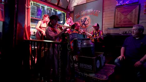 Una-Joven-Toca-Apasionadamente-Un-Trombón-En-Un-Club-Nocturno-De-Nueva-Orleans-Para-Turistas-Por-La-Noche