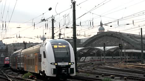 Rhein-Express-Zug-Fährt-Vom-Kölner-Hauptbahnhof-Ab,-Vom-Heinrich-Boll-Platz-Aus-Gesehen