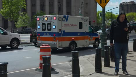 Ambulancia-Del-Hospital-Presbiteriano-De-Nueva-York-Pasando-Con-Luz-Intermitente-En-La-Calle-En-Manhattan