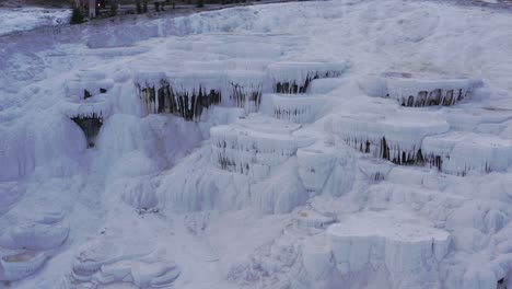 Drohnenaufnahme-Der-Geothermischen-Attraktion-Der-Travertinterrassen-In-Pamukkale,-Türkei