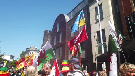Partidarios-De-La-Independencia-De-Gales-Con-Sus-Grandes-Banderas