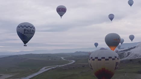 Coloridos-Globos-Aerostáticos-Flotan-En-La-Brisa-En-La-Actividad-De-La-Lista-De-Deseos-De-Vacaciones