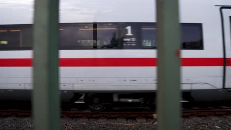 Beobachten-Sie-Den-DB-Hochgeschwindigkeits-Eiszug,-Der-Zwischen-Metallstangen-Auf-Der-Hohenzollernbrücke-Vorbeifährt