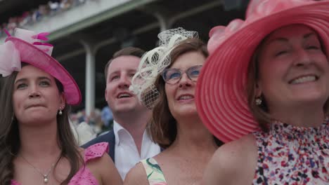 Frau-Jubelt-Während-Des-Kentucky-Derby