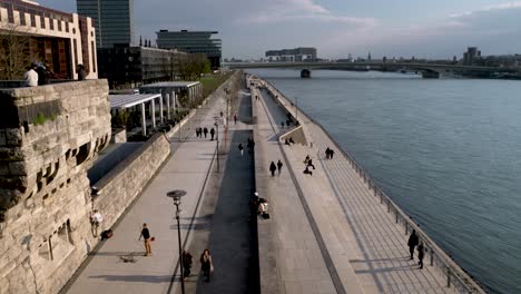 Mit-Blick-Auf-Die-Rheinpromenade-Von-Der-Hohenzollernbrücke