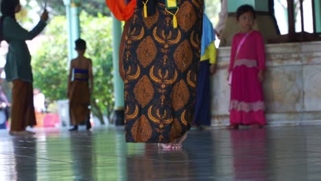 Gruppe-Asiatischer-Kinder-In-Kostümen,-Die-Auf-Der-Bühne-Traditionellen-Java-Tanz-Tanzen