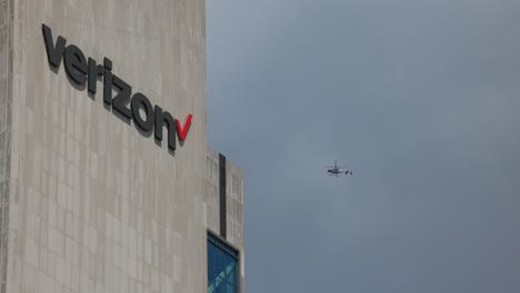 Verizon-Hauptquartier-In-Manhattan-Mit-Hubschrauber,-Der-Im-Hintergrund-In-Der-Ferne-Schwebt