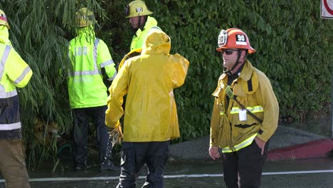 Feuerwehrleute-Verhindern-Eine-Überschwemmung-Der-Straße