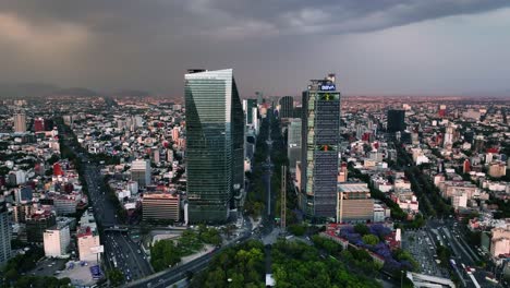 Vista-Aérea-Hacia-La-Avenida-Reforma-Desde-El-Parque-Chapultepec,-Atardecer-En-La-Ciudad-De-México