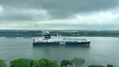 RoRo-Frachter-Fährt-Im-Hafen-Von-Rotterdam-Bei-Rozenburg-Vorbei