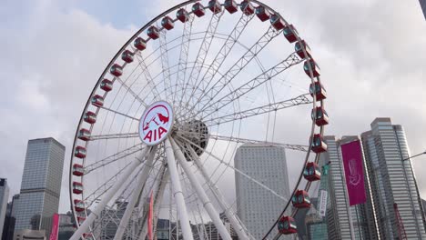 Hong-Kong-Riesenrad,-Die-Ikonische-Zentrale-Hafenfront-Von-Hongkong,-Mit-AIA-Firmenlogo