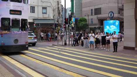 Straßenbahn-Fährt-Am-Hong-Kong-Time-Square-Vorbei