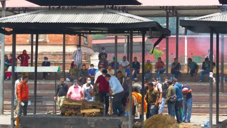 Family-Carrying-Body-To-Funeral-Pyre-At-Pashupatinath-Temple-In-Kathmandu