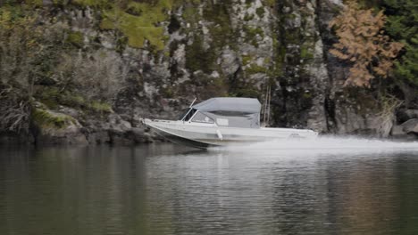 Moderno-Barco-De-Pesca-Deportiva-Surge-A-Lo-Largo-Del-Río.