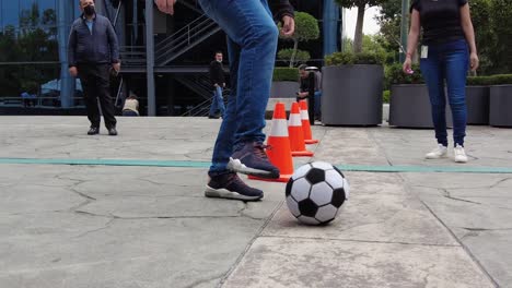 Bürokollegen-Spielen-Außerhalb-Des-Büros-Fußball