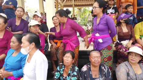 Balinesische-Frauen-Jeden-Alters-Lächeln-Und-Tragen-Farbenfrohe-Kebayas,-Feiern-Die-Kultur-In-Bali,-Indonesien,-Beerdigungszeremonie-Im-Tempel