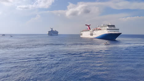 Dos-Barcos-De-Carnaval-Preparados-Y-Embarcados-En-El-Océano-Caribe-Desde-La-Vista-Panorámica-Del-Puerto-|-Experimente-El-Impresionante-Espectáculo-De-Un-Crucero-De-Carnaval-Que-Gira-Y-Se-Desplaza-Cerca-De-Un-Puerto-En-México-En-Video-En-4k