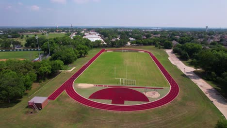 Redaktionelle-Luftaufnahmen-Vom-Sportplatz-Der-Marcus-High-School-In-Flower-Mound,-Texas
