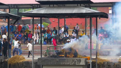 Rauch-Steigt-Aus-Der-Menschlichen-Einäscherungszeremonie-Im-Pashupatinath-Tempel-In-Kathmandu-Auf