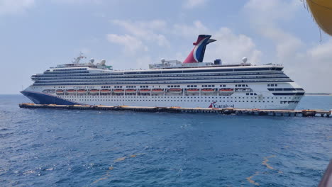 Un-Crucero-De-Carnaval-Retrocediendo-Lentamente-Y-Acercándose-De-Muelle-A-Muelle-Y-Listo-Para-Dejar-A-Los-Turistas-Hacia-La-Isla-|-El-Crucero-Carnival-Llegó-Al-Puerto-Y-Se-Preparó-Para-Atracar-En-El-Muelle.