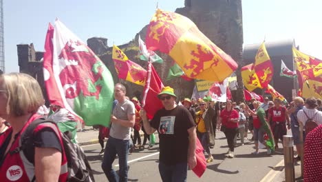 Weitwinkelaufnahme-Walisischer-Aktivisten,-Die-In-Wales-Für-Die-Unabhängigkeit-Marschieren
