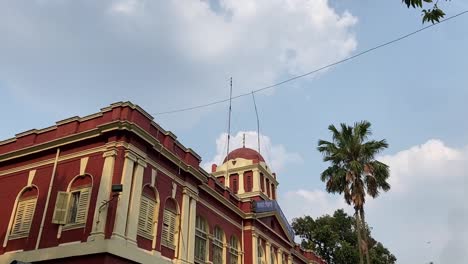 Edificio-De-La-Corporación-Municipal-Gubernamental-Construido-En-Estilo-Arquitectónico-Colonial-En-Kolkata,-India
