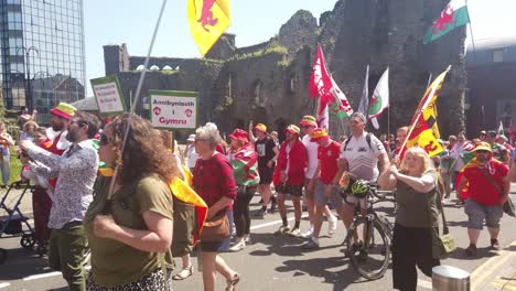 Eine-Totalaufnahme-Von-Menschen,-Die-Auf-Der-Hauptstraße-Für-Die-Unabhängigkeit-Wales-Marschieren