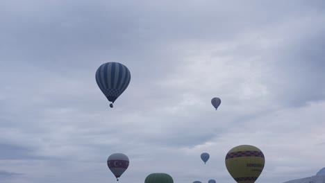 Temprano-En-La-Mañana,-Globos-Aerostáticos-Flotan-Lentamente-En-Los-Cielos-Sobre-La-Ciudad-De-Pamukkale.