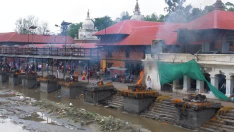 Einäscherungszeremonie-Im-Pashupatinath-Tempel-Am-Bagmati-Fluss-In-Kathmandu