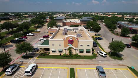 Este-Es-Un-Video-Aéreo-Del-Café-Rosa-En-Highland-Village,-Texas.