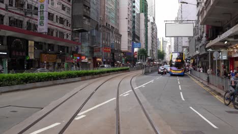 Blick-Von-Bord-Auf-Eine-Straßenbahnfahrt-In-Hongkong