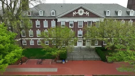 Toma-Aérea-De-Un-Camión-Del-Edificio-Académico-De-Estilo-Neocolonial-En-El-Campus-Universitario-Americano