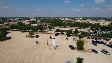 Este-Es-Un-Video-Aéreo-De-Una-Torre-De-Vigilancia-Aérea-De-La-Policía-En-Un-Estacionamiento-En-Highland-Village,-Texas.