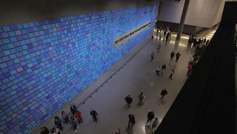Besucher-Im-Inneren-Des-National-11.-September-Memorial-Und-Museum-Mit-Inschrift-Auf-Blauer-Wand,-New-York
