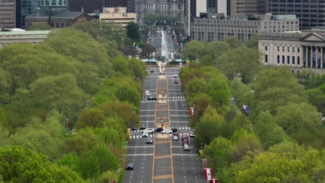 Luftaufnahme-Von-Den-Von-Bäumen-Gesäumten-Straßen-Der-Stadt-Bis-Zum-Rathaus-Von-Philadelphia-Und-Der-Skyline-Von-Philadelphia