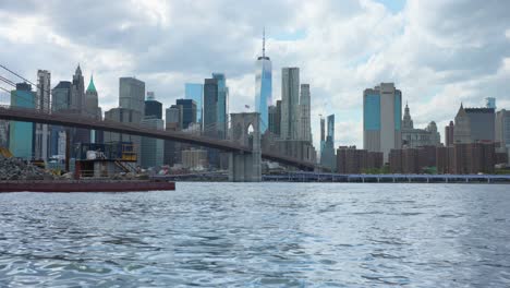 Ikonischer-Blick-Auf-Die-Skyline-Von-New-York-Mit-Der-Brooklyn-Bridge-Von-Der-Anderen-Seite-Des-East-River-Aus-Gesehen