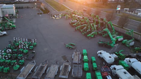 Toma-De-Drone-De-Un-Patio-De-Alquiler-De-Maquinaria-Pesada-Al-Atardecer