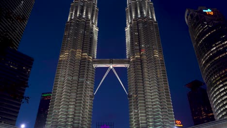 Langsames-Abwärtskippen-Enthüllt-Nachts-Die-Petronas-Twin-Towers-Mit-Der-Berühmten-Wassershow