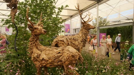 Escultura-De-Ciervo-De-Madera-Flotante-En-La-Exposición-De-Flores-De-Chelsea