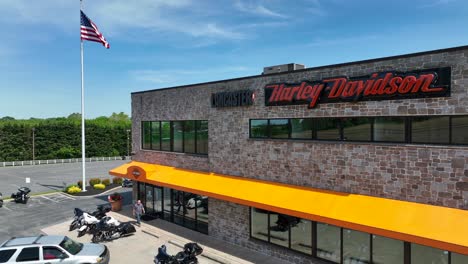 Harley-Davidson-Motorradhändler-Mit-Amerikanischer-Flagge