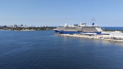 Un-Majestuoso-Crucero-De-Lujo-Zarpa-Elegantemente-Del-Bullicioso-Puerto-Y-Se-Embarca-En-Un-Viaje-Impresionante-A-Través-De-Las-Aguas-Turquesas-Del-Caribe-|-Crucero,-Vacaciones,-Vacaciones,-Turismo,-Viajes